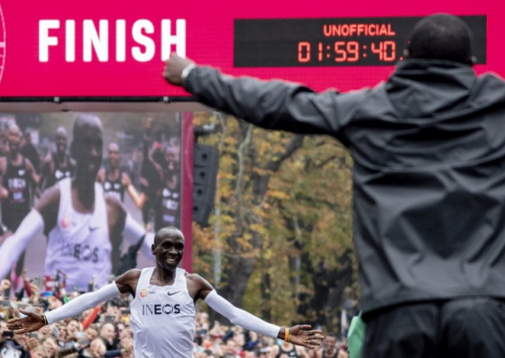 Hist&oacute;rico. Kipchoge &eacute; o primeiro humano a correr a maratona em menos de duas horas