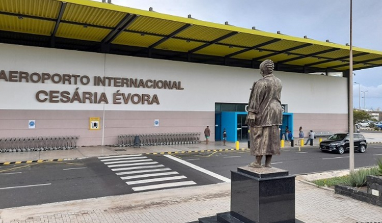 Brasileiro detido em aeroporto de Cesária Évora com mais de seis quilos de cocaína