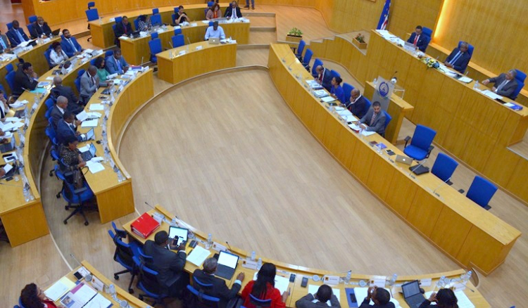 Parlamento aprova por unanimidade lei do investidor emigrante
