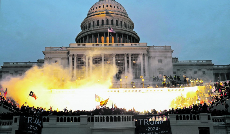 Democracia sofre ataque nos EUA. Quatro mortos na invasão ao Capitólio