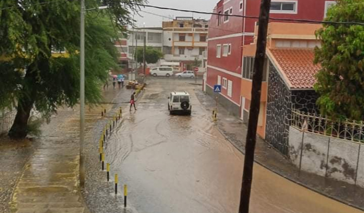 Cabo Verde sob influência de sistema de baixa pressão e começa a chover