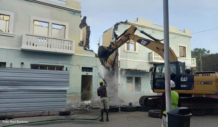 IPC trava demolição de edifício histórico em área classificada da Praia alegando falta de parecer