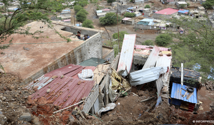 Criança de três anos morre soterrada após deslizamento de terra sobre uma casa no bairro de Jamaica