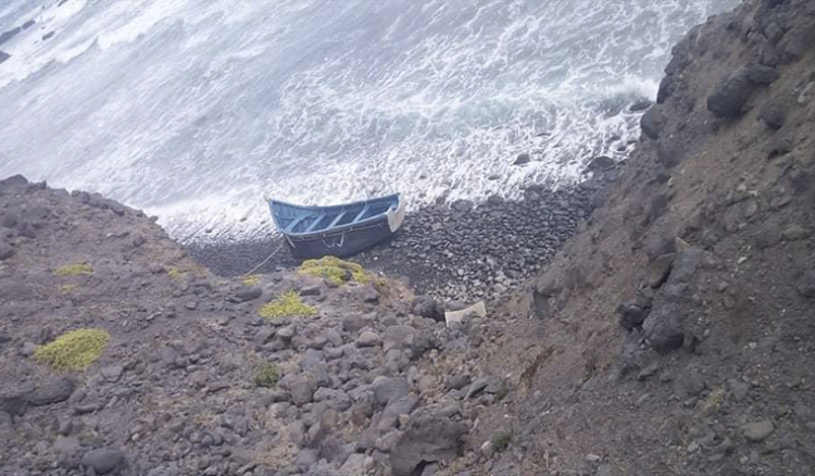 Embarcação estrangeira com três corpos deu à costa em São Nicolau. Suspeita-se que são Marroquinos