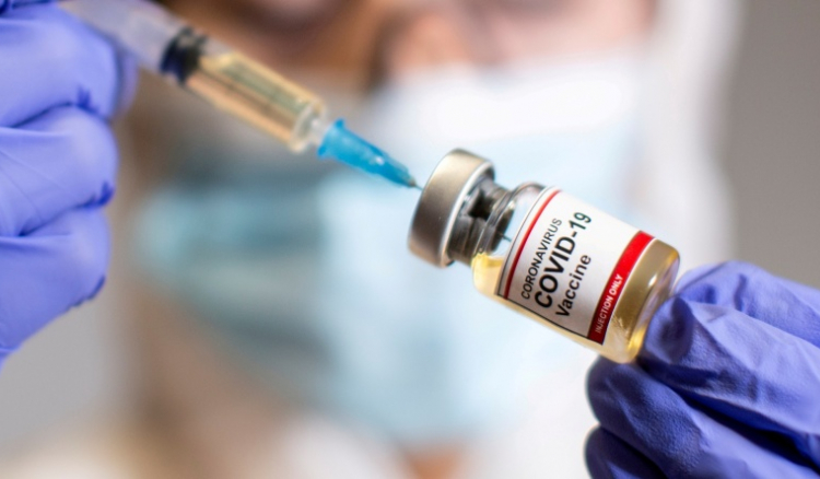 Vacina da AstraZeneca é segura e não é responsável por coágulos, diz AEM