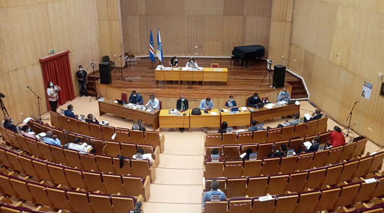 São Vicente/Assembleia Municipal: Sessão suspensa e reagendada para segunda-feira após empate na votação do orçamento