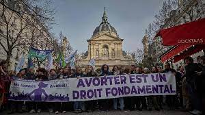 França é o primeiro país do mundo a incluir aborto na Constituição