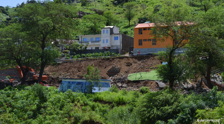 São Salvador do Mundo: Após dois anos de desabamento muro de protecção em Chão Rodrigues continua sem obras