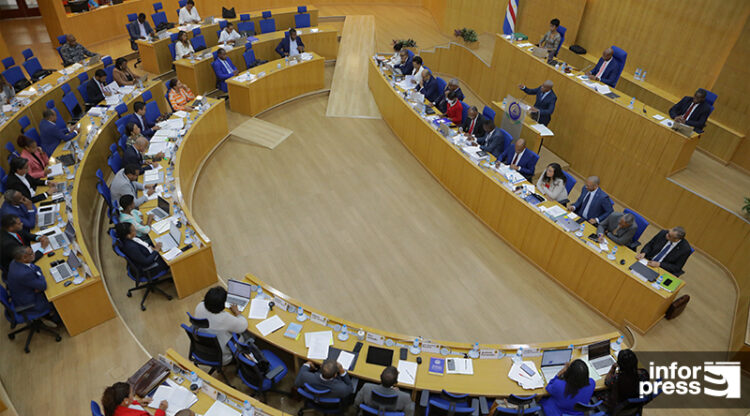Parlamento: PAICV diz que as privatizações “falharam todas clamorosamente”. MpD aponta transparência do Governo como diferenciador