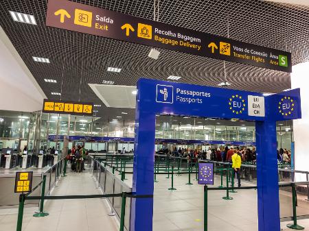 Passageiros de Cabo Verde retidos no aeroporto de Lisboa