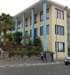 Edifício dos Paços do Concelho Porto Novo cercado pela polícia