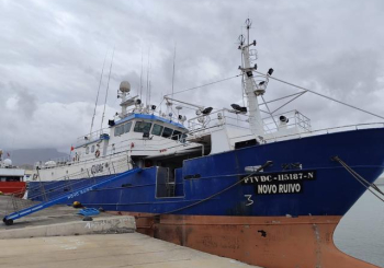 Doze trabalhadores retidos h&aacute; meio ano num barco no Mindelo