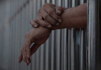 Suspeito de agress&atilde;o sexual, sequestro e posse de arma de fogo atr&aacute;s das grades