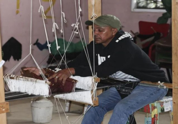 &Uacute;nico artes&atilde;o que faz 'panu di t&eacute;ra' em Portugal defende ensino e alerta para imita&ccedil;&otilde;es