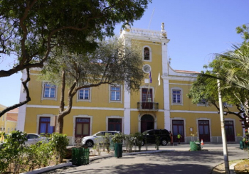 Sal&aacute;rios j&aacute; foram pagos! C&acirc;mara da Praia nega bloqueio de contas