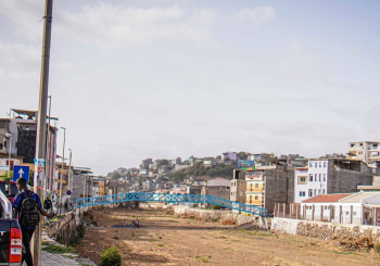 Praia: Bairros de Vila Nova, Moinho e L&eacute;m Cachorro ligados por ponte