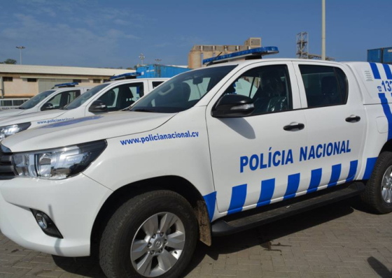 Praia: PN est&aacute; a investigar internamente morte de mulher que ter&aacute; saltado de carro de pol&iacute;cia em movimento