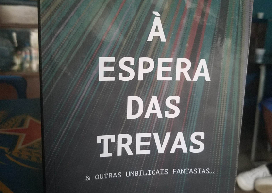 Abr&atilde;o Sena regressa aos contos com &ldquo;&Agrave; espera das trevas&rdquo;