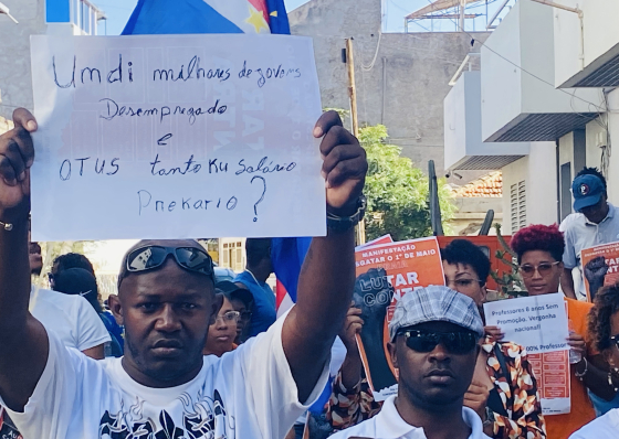 Primeiro de Maio: Manifestantes surpreendidos pela pol&iacute;cia quando tentavam passar em frente ao Pal&aacute;cio do Governo