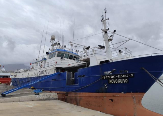 Doze trabalhadores retidos h&aacute; meio ano num barco no Mindelo