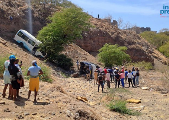 Choque entre dois autocarros de transporte escolar em Ch&atilde; de Tanque provoca ferimentos a v&aacute;rios alunos