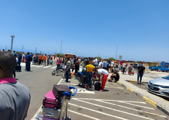 Den&uacute;ncia de bomba num avi&atilde;o da Air Senegal. Aeroporto da Praia evacuado (actualizado com nota da PN)