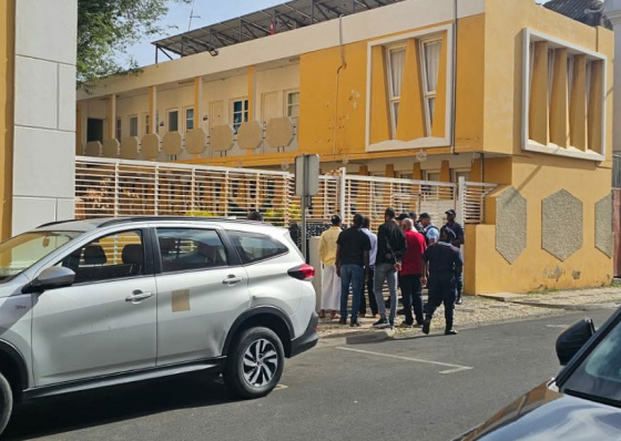 Sem mandado, polícias e Ministério Público “assaltam” Câmara da Praia