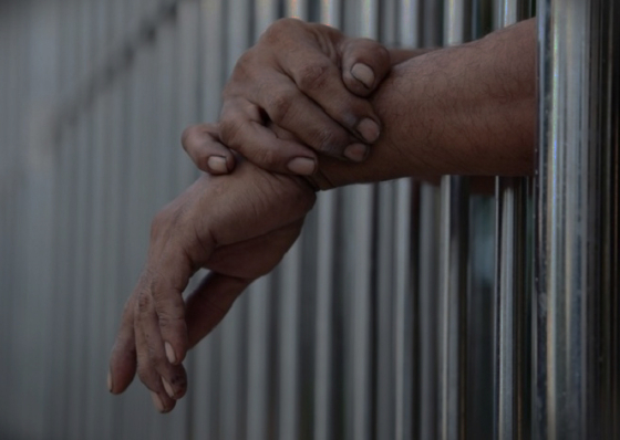 Suspeito de agress&atilde;o sexual, sequestro e posse de arma de fogo atr&aacute;s das grades