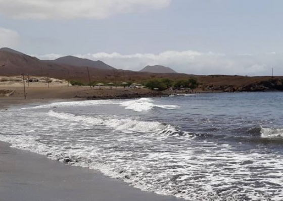 Barco de pesca afunda-se em Santo Ant&atilde;o. Tripula&ccedil;&atilde;o est&aacute; a salvo