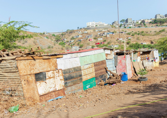 C&acirc;mara Municipal da Praia realoja 13 fam&iacute;lias do bairro de Capad&oacute;cia