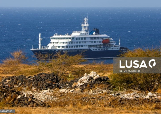 Autoridades criam &aacute;rea de isolamento para eventual assist&ecirc;ncia ao navio ao largo do Porto da Praia com virus mortal