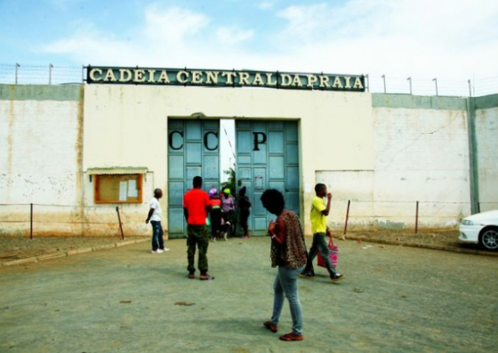 Detido norte-americano por suspeita de homic&iacute;dio e posse ilegal de arma