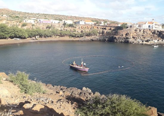 Comunidade de Carri&ccedil;al, em S&atilde;o Nicolau, circula em barco a remos ap&oacute;s corte de estrada