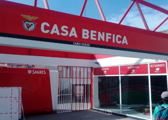 Tentativa de assalto &agrave; Casa do Benfica na Praia. Guarda baleado