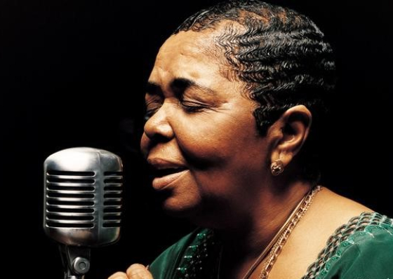 Filme sobre Ces&aacute;ria &Eacute;vora revela impacto da doen&ccedil;a bipolar na diva dos p&eacute;s descal&ccedil;os