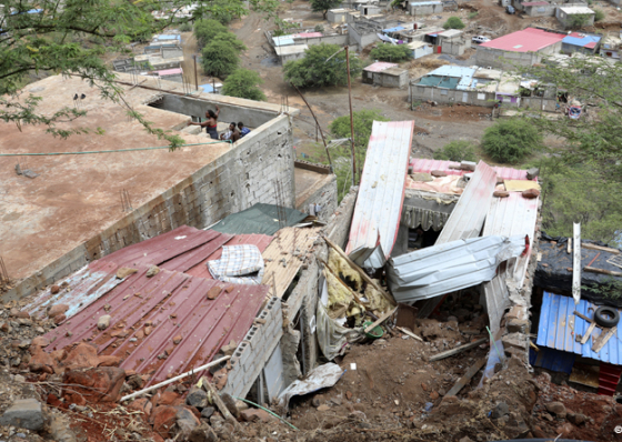 Crian&ccedil;a de tr&ecirc;s anos morre soterrada ap&oacute;s deslizamento de terra sobre uma casa no bairro de Jamaica