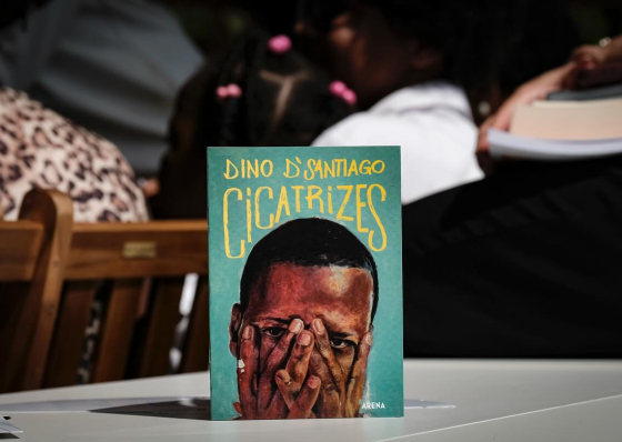 &ldquo;Cicatrizes&rdquo;: Um comovente autorretrato de Dino d&rsquo;Santiago