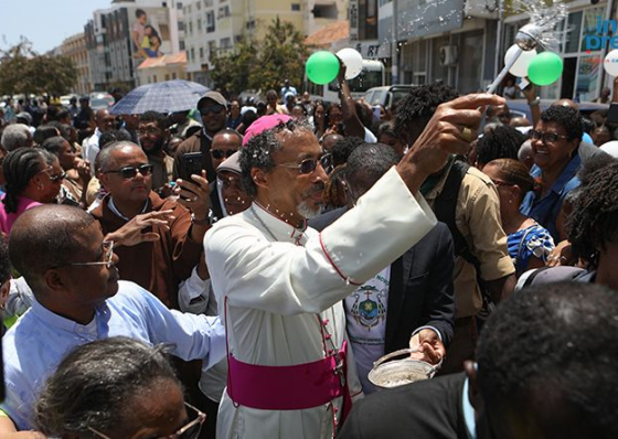 Dom Teodoro Tavares recebido em apoteose &agrave; chegada &agrave; Cidade da Praia
