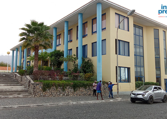 Edif&iacute;cio dos Pa&ccedil;os do Concelho Porto Novo cercado pela pol&iacute;cia