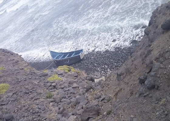 Embarca&ccedil;&atilde;o estrangeira com tr&ecirc;s corpos deu &agrave; costa em S&atilde;o Nicolau. Suspeita-se que s&atilde;o Marroquinos