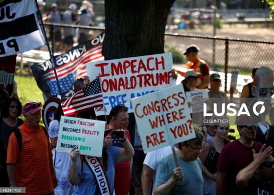 Novo protesto nacional contra Trump marcado para s&aacute;bado nos EUA para pedir a&ccedil;&atilde;o e &ldquo;Raiva Contra o Regime&rdquo;