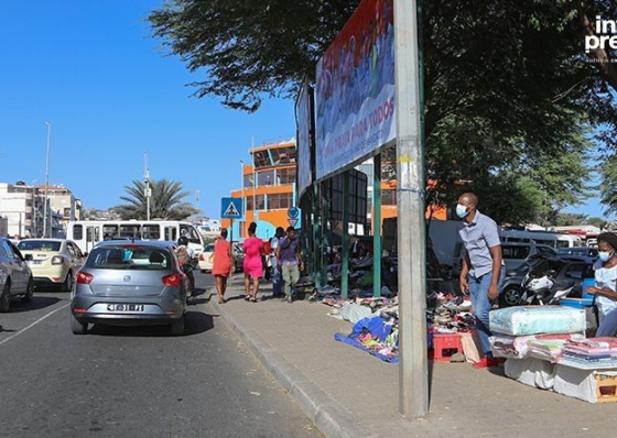 Condutores de &ldquo;Hiaces&rdquo; contestam perman&ecirc;ncia de feira na Avenida Cidade de Lisboa aos domingos