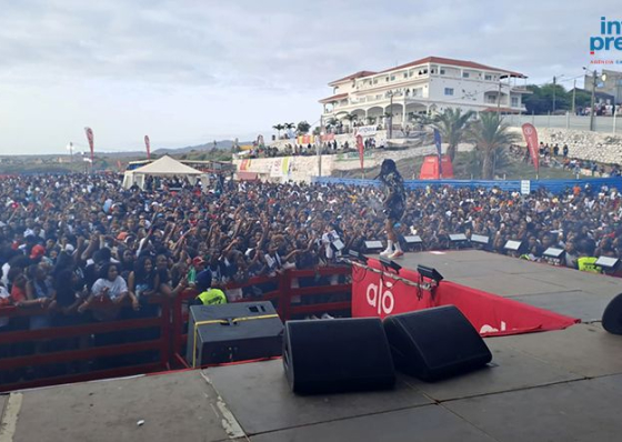 Artistas mostram performance e p&uacute;blico corresponde no arranque do Festival de Areia Grande em Santa Cruz