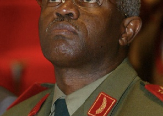 Cabo-verdiano, ex-chefe de Estado Maior em Angola, queria comprar TIVER e A VOZ. Perdeu milh&otilde;es, recuou