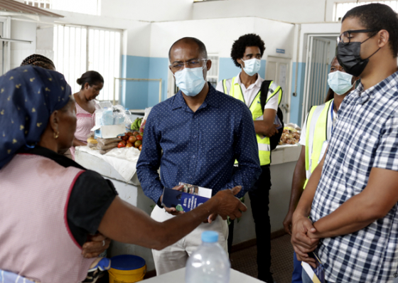 Presidente da C&acirc;mara Municipal da Praia visita pequenos comerciantes com foco na facilita&ccedil;&atilde;o do licenciamento e vistoria