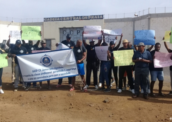 Cadeia Civil da Praia vigiada por apenas sete agentes prisionais devido a greve nacional