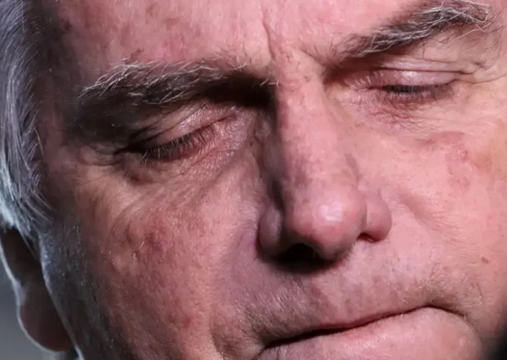 Bolsonaro atr&aacute;s das grades