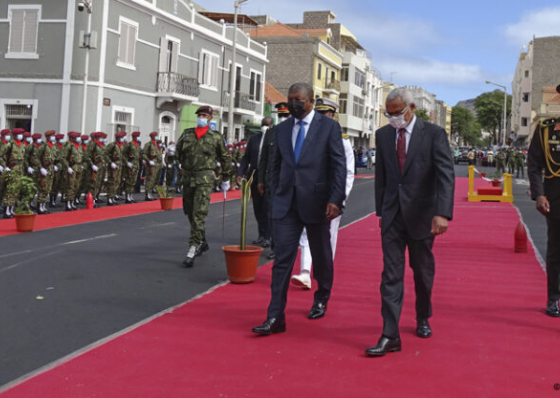 Presidente angolano despede-se de Cabo Verde com honras militares no Pal&aacute;cio do Povo em S&atilde;o Vicente