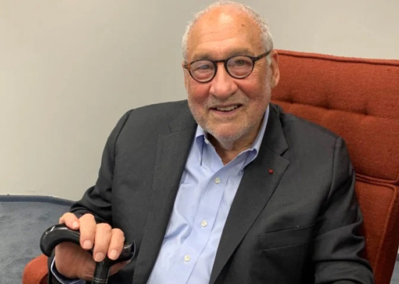 Nobel da Economia dos EUA diz que taxas de Trump s&atilde;o um desastre e insurge-se contra genoc&iacute;dio em Gaza