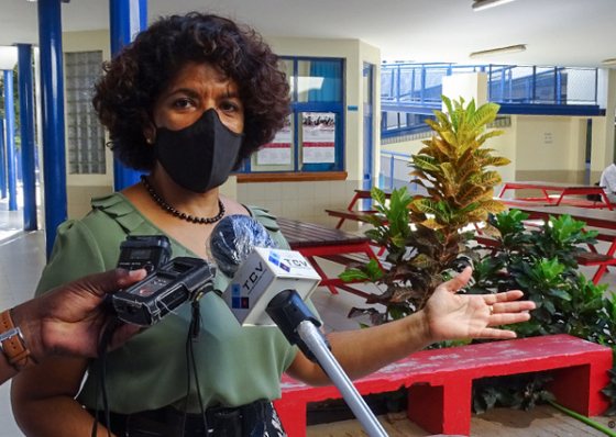 Primeira-dama critica falta de materiais escolares e responsabiliza classe pol&iacute;tica